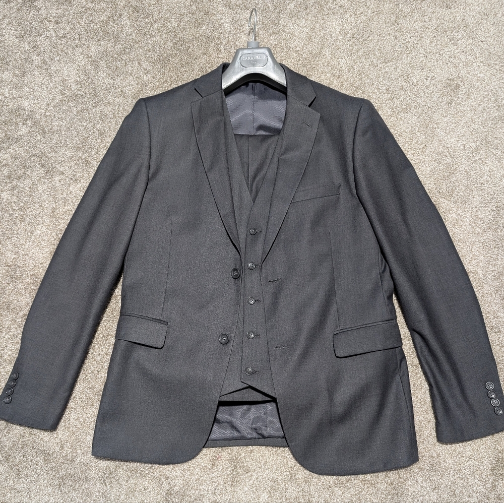 Caravelli 3-piece Gray Men's Suit 40R/34W